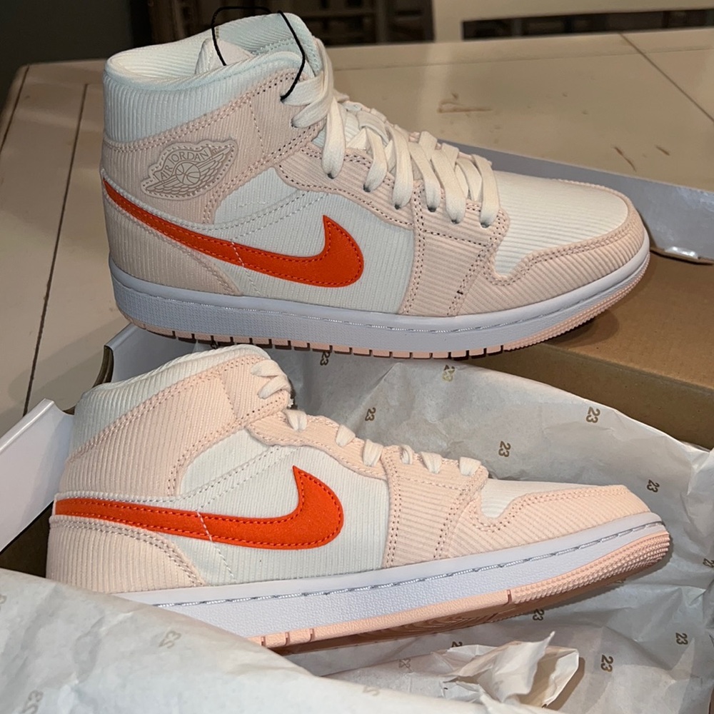 WOMENS AIR JORDAN 1 MID SE CORDUROY